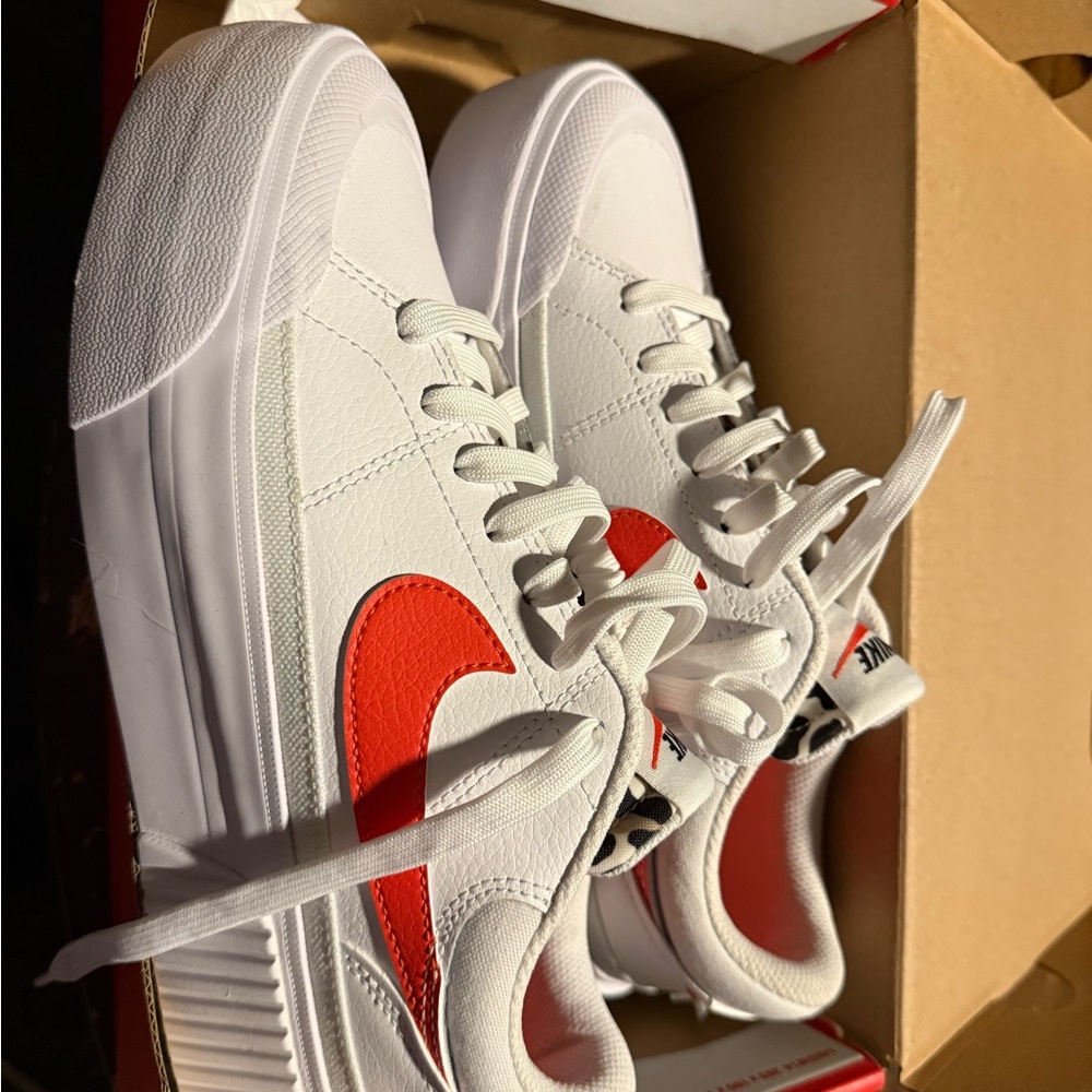 White Nike Woman’s 6.5